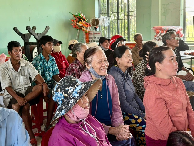 RuNam Star United cùng Báo Thanh Niên trao 410 triệu đồng cho bà con vùng lũ Khánh Hòa- Ảnh 4. RuNam Star United cùng Báo Thanh Niên trao 410 triệu đồng cho bà con vùng lũ Khánh Hòa- Ảnh 4.