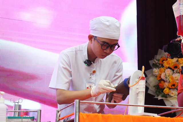 Liên thông bác sĩ từ cao đẳng: Con đường có 'dễ thở'? - Ảnh 1.