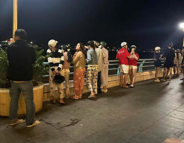 Xuyên đêm tìm kiếm nạn nhân mất tích trên sông Tiền- Ảnh 2. Xuyên đêm tìm kiếm nạn nhân mất tích trên sông Tiền- Ảnh 2.