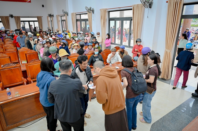 Sư thầy đến vùng lũ trao 1,35 tỉ đồng: 'Mong bà con ấm lòng ngày cận tết'- Ảnh 2. Sư thầy đến vùng lũ trao 1,35 tỉ đồng: 'Mong bà con ấm lòng ngày cận tết'- Ảnh 2.