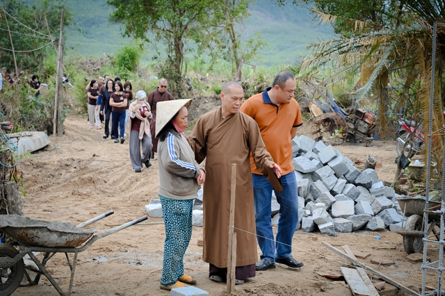 Sư thầy đến vùng lũ trao 1,35 tỉ đồng: 'Mong bà con ấm lòng ngày cận tết'- Ảnh 1. Sư thầy đến vùng lũ trao 1,35 tỉ đồng: 'Mong bà con ấm lòng ngày cận tết'- Ảnh 1.