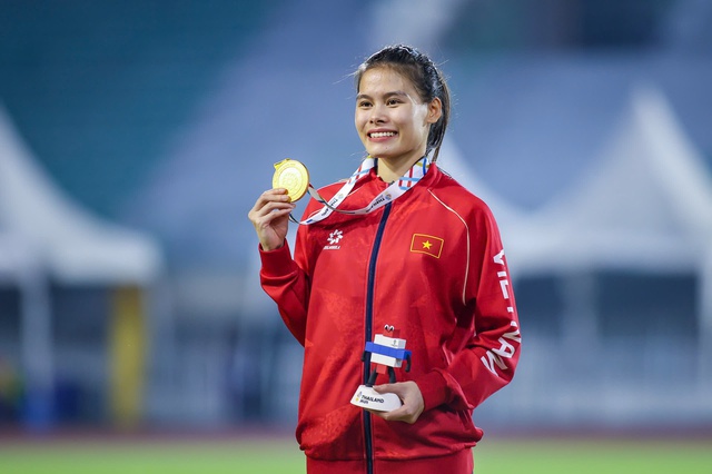 Xúc động hình ảnh nhà vô địch SEA Games kiệt sức vẫn nâng niu Quốc kỳ- Ảnh 2. Xúc động hình ảnh nhà vô địch SEA Games kiệt sức vẫn nâng niu Quốc kỳ- Ảnh 2.