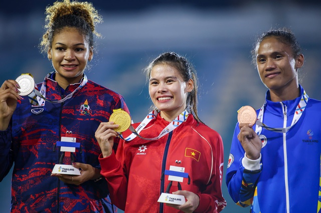 Xúc động hình ảnh nhà vô địch SEA Games kiệt sức vẫn nâng niu Quốc kỳ- Ảnh 1. Xúc động hình ảnh nhà vô địch SEA Games kiệt sức vẫn nâng niu Quốc kỳ- Ảnh 1.