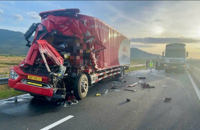 Tai nạn trên cao tốc Vĩnh Hảo - Phan Thiết, tài xế xe tải mắc kẹt trong cabin - Ảnh 2. Tai nạn trên cao tốc Vĩnh Hảo - Phan Thiết, tài xế xe tải mắc kẹt trong cabin - Ảnh 2.