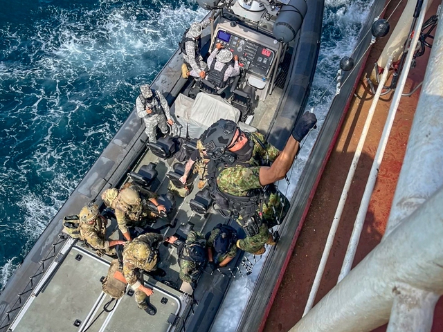 Đặc nhiệm Mỹ đổ bộ tàu, tịch thu hàng từ Trung Quốc sang Iran? - Ảnh 1.