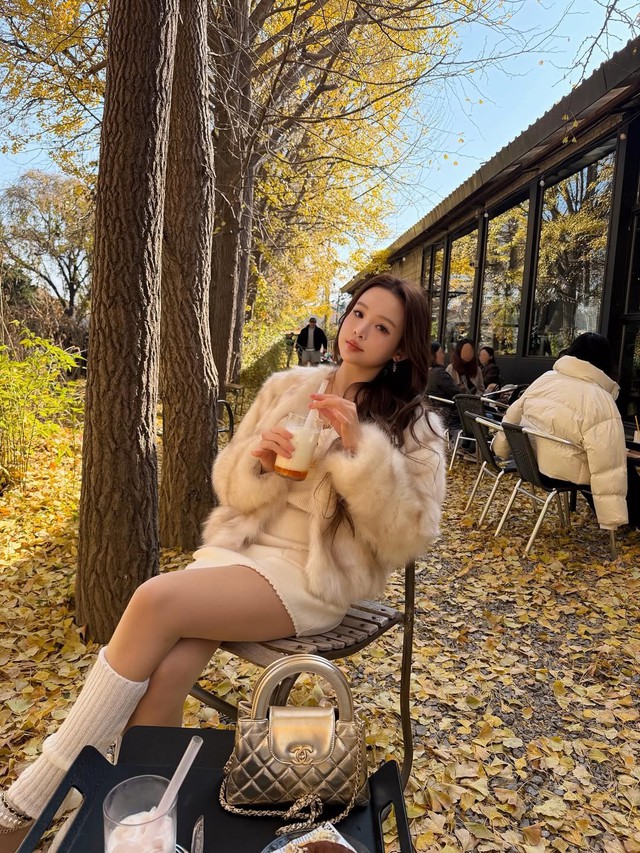 Ấm áp không sợ lạnh mà vẫn thần thái với áo khoác lông- Ảnh 3. Ấm áp không sợ lạnh mà vẫn thần thái với áo khoác lông- Ảnh 3.