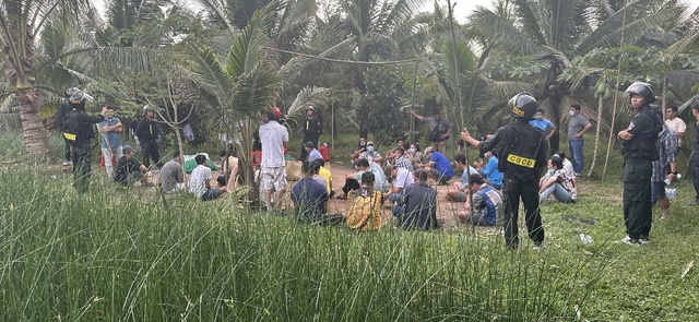Vĩnh Long: Triệt xóa điểm đánh bạc giữa đồng lác, bắt 32 người- Ảnh 2. Vĩnh Long: Triệt xóa điểm đánh bạc giữa đồng lác, bắt 32 người- Ảnh 2.