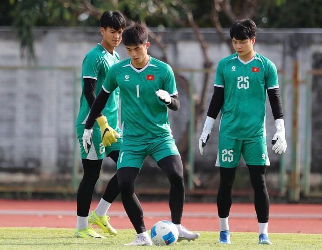 U.23 Việt Nam ‘tự dưng’ được tập sân mới đẹp mê li, sao 1,91 m quyết trắng lưới: Phải thắng Philippines- Ảnh 7. U.23 Việt Nam ‘tự dưng’ được tập sân mới đẹp mê li, sao 1,91 m quyết trắng lưới: Phải thắng Philippines- Ảnh 7.