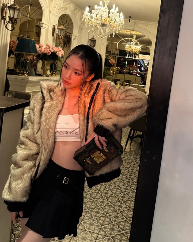 Ấm áp không sợ lạnh mà vẫn thần thái với áo khoác lông- Ảnh 8. Ấm áp không sợ lạnh mà vẫn thần thái với áo khoác lông- Ảnh 8.