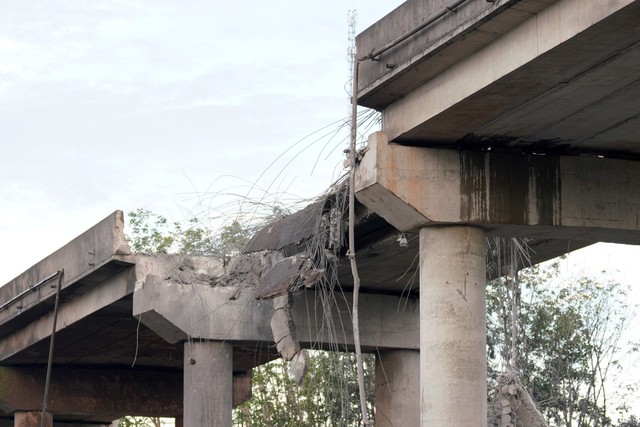 Thái Lan tuyên bố tiếp tục chiến đấu, Campuchia 'đóng băng' toàn bộ cửa khẩu song phương - Ảnh 1.