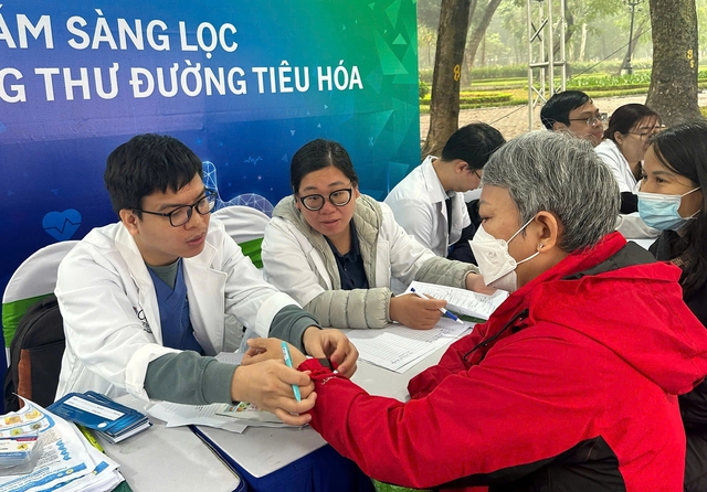'Phòng khám đặc biệt' khám sức khỏe miễn phí tại phố đi bộ Hà Nội - Ảnh 2.