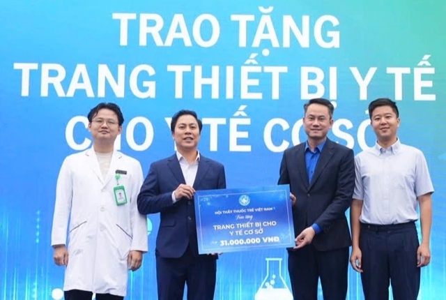 'Phòng khám đặc biệt' khám sức khỏe miễn phí tại phố đi bộ Hà Nội - Ảnh 4.