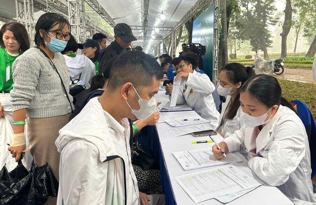 'Phòng khám đặc biệt' khám sức khỏe miễn phí tại phố đi bộ Hà Nội - Ảnh 3.