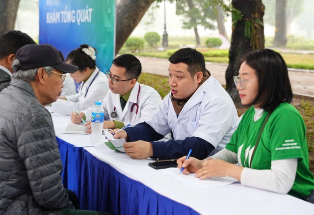'Phòng khám đặc biệt' khám sức khỏe miễn phí tại phố đi bộ Hà Nội - Ảnh 1.