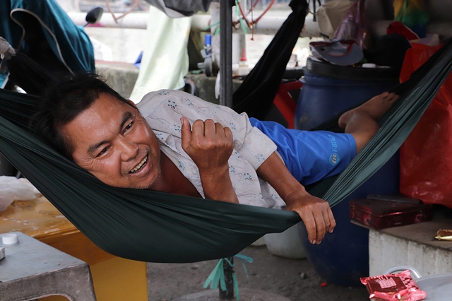 Phận đời ven kênh ở TP.HCM: Chiếc ghe mục và đứa trẻ giữa mênh mông sóng nước - Ảnh 4. Phận đời ven kênh ở TP.HCM: Chiếc ghe mục và đứa trẻ giữa mênh mông sóng nước - Ảnh 4.