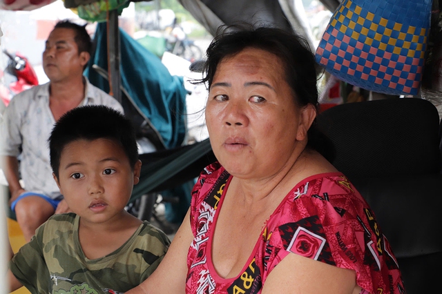 Phận đời ven kênh ở TP.HCM: Chiếc ghe mục và đứa trẻ giữa mênh mông sóng nước - Ảnh 3. Phận đời ven kênh ở TP.HCM: Chiếc ghe mục và đứa trẻ giữa mênh mông sóng nước - Ảnh 3.