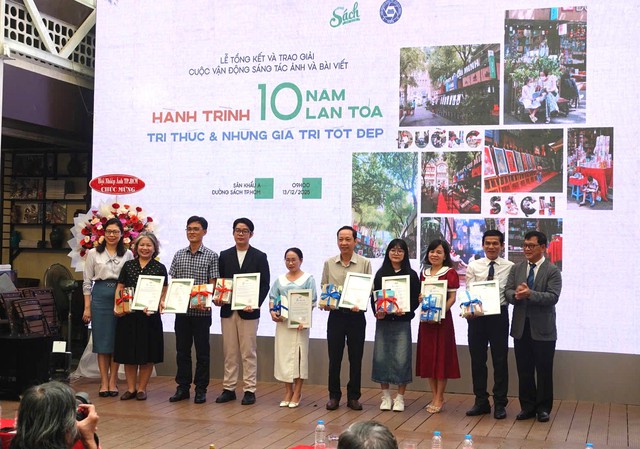 Đường sách trao giải cuộc thi viết và ảnh 'Hành trình 10 năm lan tỏa tri thức'- Ảnh 1. Đường sách trao giải cuộc thi viết và ảnh 'Hành trình 10 năm lan tỏa tri thức'- Ảnh 1.