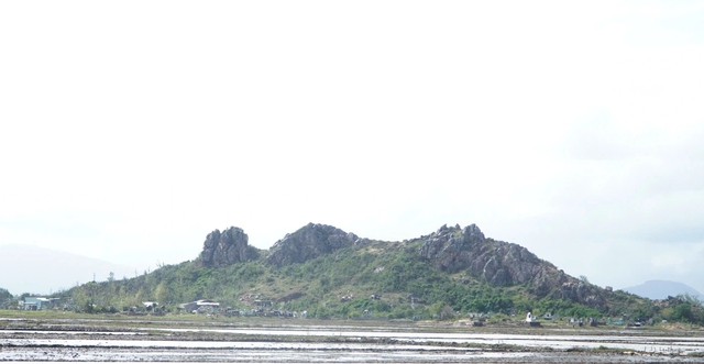 Huyền tích ông Khổng Lồ và ngọn núi Xương Cá ven đầm Thị Nại- Ảnh 1. Huyền tích ông Khổng Lồ và ngọn núi Xương Cá ven đầm Thị Nại- Ảnh 1.