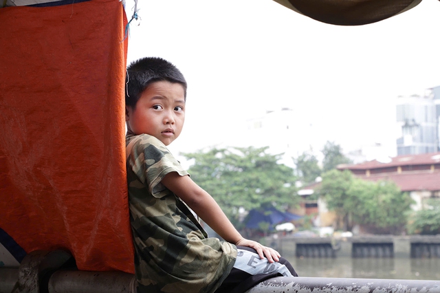 Phận đời ven kênh ở TP.HCM: Chiếc ghe mục và đứa trẻ giữa mênh mông sóng nước - Ảnh 2. Phận đời ven kênh ở TP.HCM: Chiếc ghe mục và đứa trẻ giữa mênh mông sóng nước - Ảnh 2.