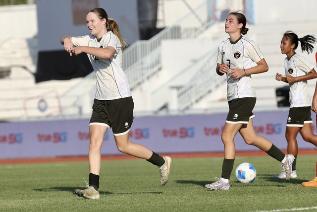 Đội tuyển nữ Việt Nam ‘bé xíu’ đấu ‘ngoại binh khổng lồ’ gần 1,90 m của Indonesia: Phải tính kế! - Ảnh 3. Đội tuyển nữ Việt Nam ‘bé xíu’ đấu ‘ngoại binh khổng lồ’ gần 1,90 m của Indonesia: Phải tính kế! - Ảnh 3.