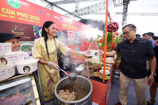 Thực khách bất ngờ được hoa hậu H'Hen Niê phục vụ phở trong 'Ngày của Phở'- Ảnh 2. Thực khách bất ngờ được hoa hậu H'Hen Niê phục vụ phở trong 'Ngày của Phở'- Ảnh 2.