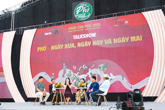 Thực khách bất ngờ được hoa hậu H'Hen Niê phục vụ phở trong 'Ngày của Phở'- Ảnh 3. Thực khách bất ngờ được hoa hậu H'Hen Niê phục vụ phở trong 'Ngày của Phở'- Ảnh 3.