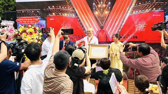 Nguyễn Á kể tiếp câu chuyện hòa bình bằng '80 năm – một Việt Nam vững tin'- Ảnh 4. Nguyễn Á kể tiếp câu chuyện hòa bình bằng '80 năm – một Việt Nam vững tin'- Ảnh 4.