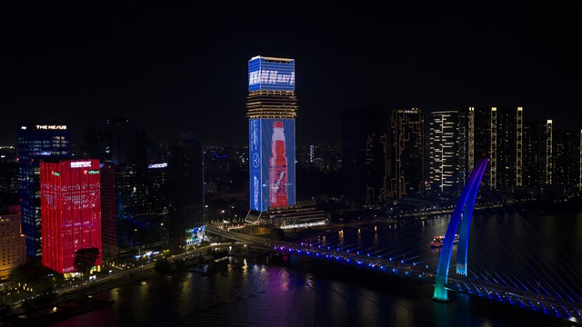 Sting Energy và Mercedes-AMG PETRONAS thắp sáng nhiều địa danh, đánh dấu hợp tác toàn cầu - Ảnh 2.