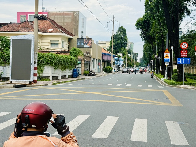 Vạch mắt võng kiểu đơn giản nằm giữa giao lộ TP.HCM có ý nghĩa gì?- Ảnh 2. Vạch mắt võng kiểu đơn giản nằm giữa giao lộ TP.HCM có ý nghĩa gì?- Ảnh 2.