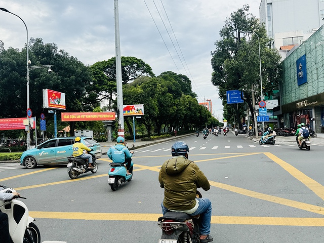 Vạch mắt võng kiểu đơn giản nằm giữa giao lộ TP.HCM có ý nghĩa gì?- Ảnh 1. Vạch mắt võng kiểu đơn giản nằm giữa giao lộ TP.HCM có ý nghĩa gì?- Ảnh 1.