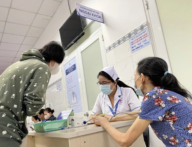 BHXH TP.HCM chấn chỉnh việc thu phí trái quy định khi vận động tham gia bảo hiểm- Ảnh 1. BHXH TP.HCM chấn chỉnh việc thu phí trái quy định khi vận động tham gia bảo hiểm- Ảnh 1.