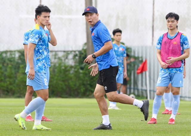HLV Kim Sang-sik ‘nén’ Thanh Nhàn như lò xo, tuyệt chiêu tâm lý và cái kết cực bất ngờ...- Ảnh 2. HLV Kim Sang-sik ‘nén’ Thanh Nhàn như lò xo, tuyệt chiêu tâm lý và cái kết cực bất ngờ...- Ảnh 2.