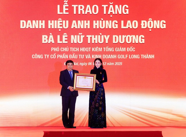Doanh nh&acirc;n L&ecirc; Nữ Th&ugrave;y Dương được phong tặng danh hiệu Anh h&ugrave;ng Lao động - Ảnh 2.