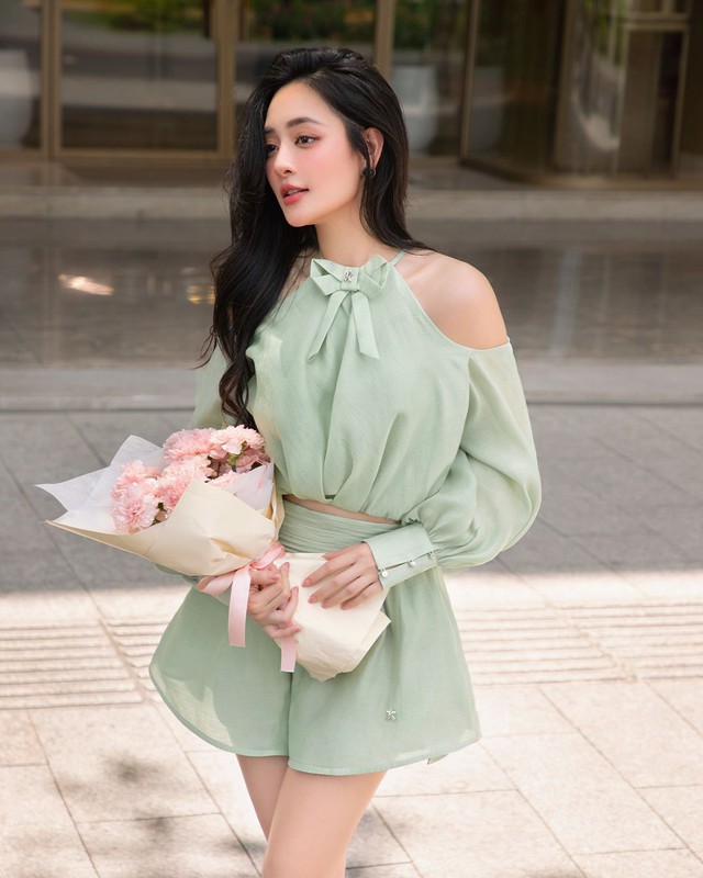 Áo khoét vai tôn đôi vai nhỏ nhắn cho người mặc- Ảnh 2. Áo khoét vai tôn đôi vai nhỏ nhắn cho người mặc- Ảnh 2.