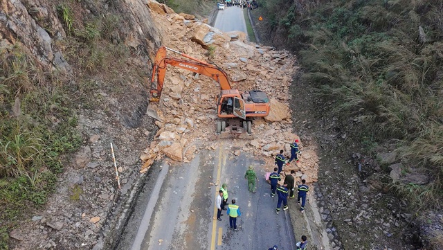Vụ sạt lở QL6 ở Mai Châu: Đã tìm thấy thi thể 3 nạn nhân- Ảnh 2. Vụ sạt lở QL6 ở Mai Châu: Đã tìm thấy thi thể 3 nạn nhân- Ảnh 2.