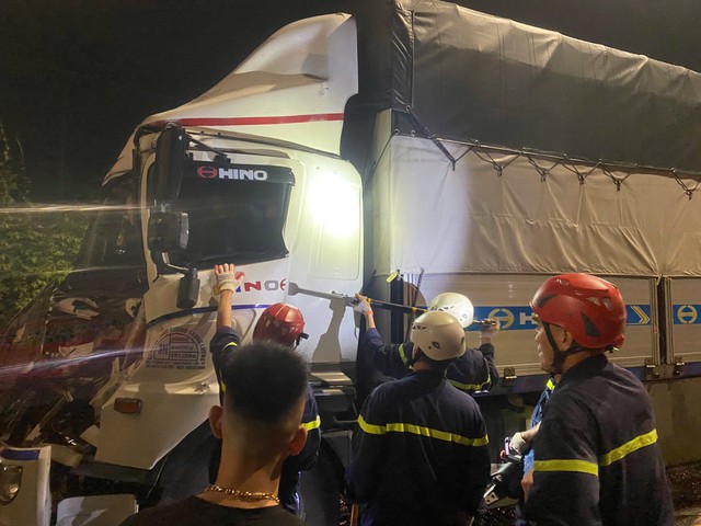 Quảng Ngãi: Phá cửa xe ô tô tải cứu tài xế bị mắc kẹt trong cabin- Ảnh 1. Quảng Ngãi: Phá cửa xe ô tô tải cứu tài xế bị mắc kẹt trong cabin- Ảnh 1.