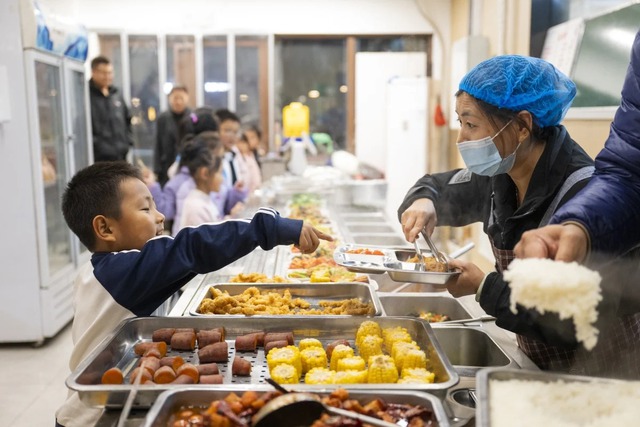 Trung Quốc hướng tới ‘sinh con không chi phí’ trước bài toán già hóa dân số - Ảnh 1.