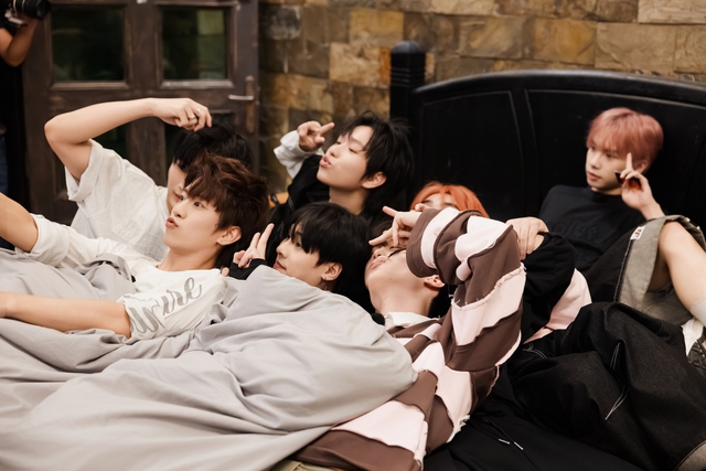 Dàn 'Tân binh toàn năng' trước cuộc 'chạm trán' nhóm nhạc đình đám Kpop - Ảnh 2.