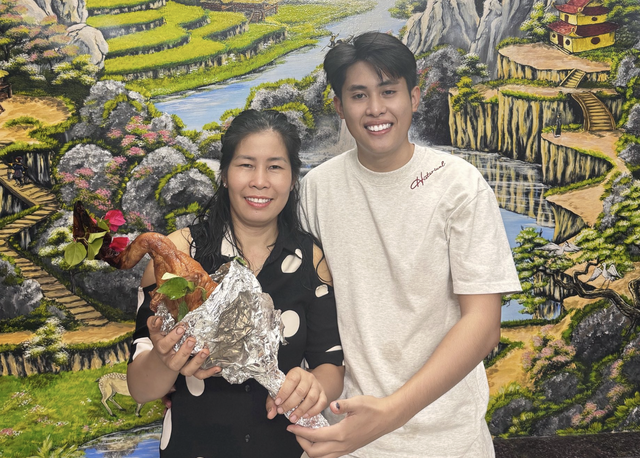 Khi mẹ và con trai cùng là 'cây hài online' - Ảnh 2.