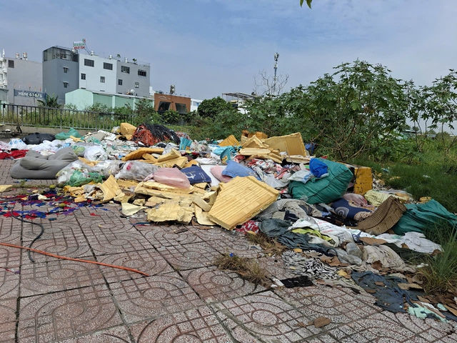 Rác tràn xuống lòng kênh Tham Lương gây ô nhiễm môi trường tại TP . HCM - Ảnh 1. Rác tràn xuống lòng kênh Tham Lương gây ô nhiễm môi trường tại TP . HCM - Ảnh 1.