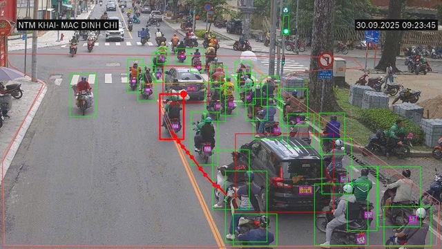 Camera AI phát hiện nhiều người đi sai vạch kẻ đường màu vàng ở trung tâm TP.HCM - Ảnh 1.
