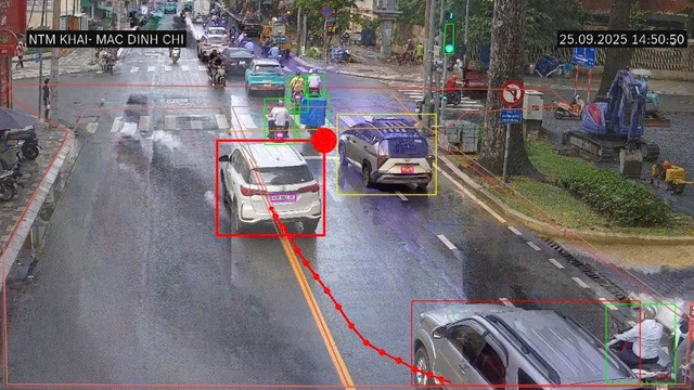 Camera AI phát hiện nhiều người đi sai vạch kẻ đường màu vàng ở trung tâm TP.HCM - Ảnh 3.