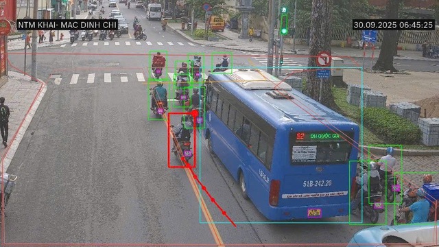 Camera AI phát hiện nhiều người đi sai vạch kẻ đường màu vàng ở trung tâm TP.HCM - Ảnh 4.