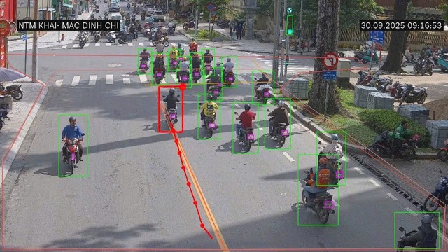 Camera AI phát hiện nhiều người đi sai vạch kẻ đường màu vàng ở trung tâm TP.HCM - Ảnh 2.