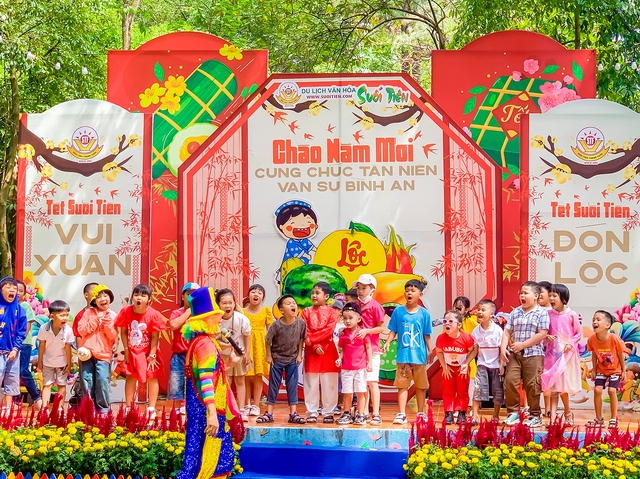 Tết Dương lịch 2026, Suối Tiên tặng lộc vàng và iPhone 17 Pro cực chất - Ảnh 2. Tết Dương lịch 2026, Suối Tiên tặng lộc vàng và iPhone 17 Pro cực chất - Ảnh 2.