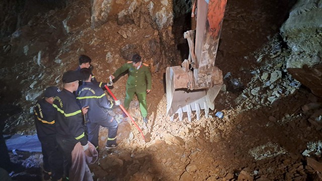 Vụ sạt lở QL6 ở Mai Châu: Đã tìm thấy thi thể 3 nạn nhân- Ảnh 1. Vụ sạt lở QL6 ở Mai Châu: Đã tìm thấy thi thể 3 nạn nhân- Ảnh 1.