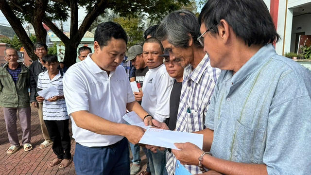 Bác sĩ Huỳnh Văn Cường vượt 600 km trao quà cho người dân vùng lũ - Ảnh 1. Bác sĩ Huỳnh Văn Cường vượt 600 km trao quà cho người dân vùng lũ - Ảnh 1.