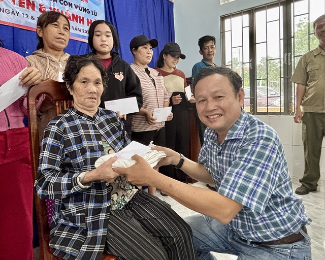 Bác sĩ Huỳnh Văn Cường vượt 600 km trao quà cho người dân vùng lũ - Ảnh 2. Bác sĩ Huỳnh Văn Cường vượt 600 km trao quà cho người dân vùng lũ - Ảnh 2.