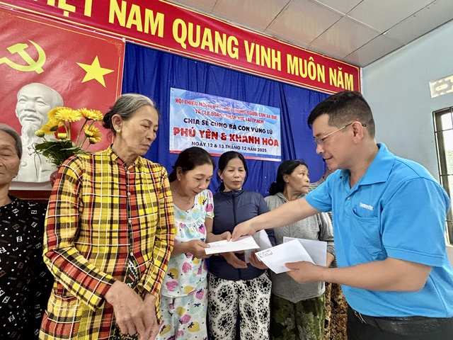 Bác sĩ Huỳnh Văn Cường vượt 600 km trao quà cho người dân vùng lũ - Ảnh 3. Bác sĩ Huỳnh Văn Cường vượt 600 km trao quà cho người dân vùng lũ - Ảnh 3.