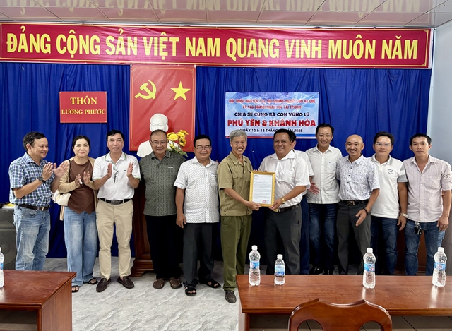 Bác sĩ Huỳnh Văn Cường vượt 600 km trao quà cho người dân vùng lũ - Ảnh 4. Bác sĩ Huỳnh Văn Cường vượt 600 km trao quà cho người dân vùng lũ - Ảnh 4.